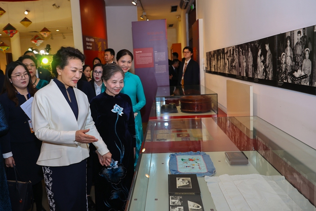 Phu nhân Tổng Bí thư Nguyễn Phú Trọng và Phu nhân Tổng Bí thư, Chủ tịch nước Trung Quốc thăm Bảo tàng Phụ nữ Việt Nam - Ảnh 2.