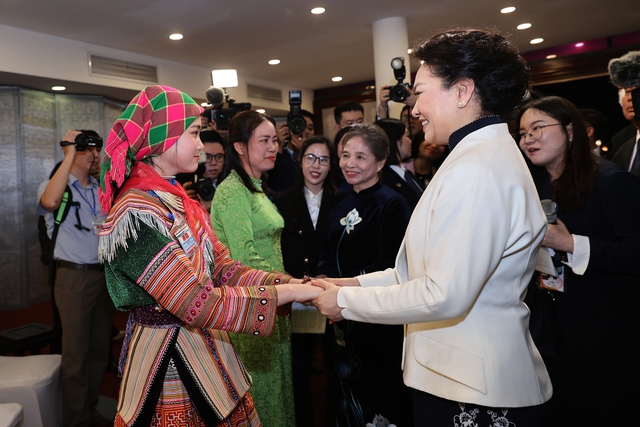 Phu nhân Tổng Bí thư Nguyễn Phú Trọng và Phu nhân Tổng Bí thư, Chủ tịch nước Trung Quốc thăm Bảo tàng Phụ nữ Việt Nam - Ảnh 3.