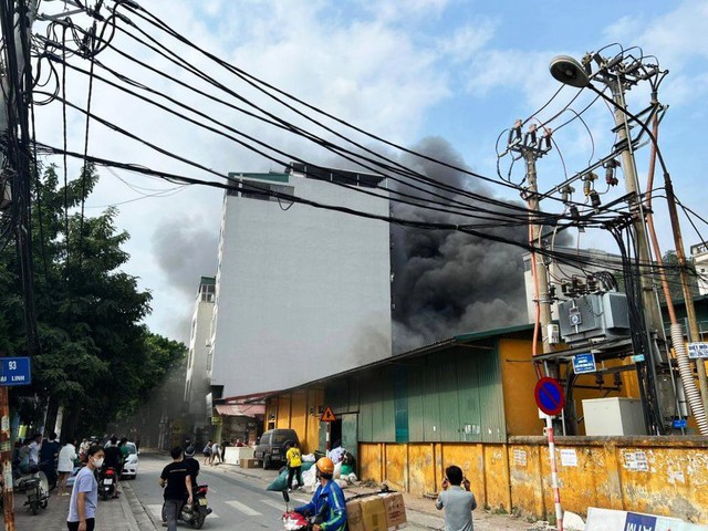Hà Nội: Cháy tại khu vực có nhiều chung cư, nhiều người hoảng sợ - Ảnh 2.