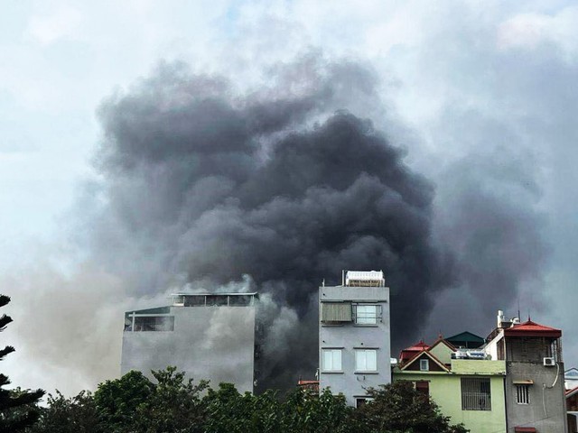 Hà Nội: Cháy tại khu vực có nhiều chung cư, nhiều người hoảng sợ - Ảnh 1.