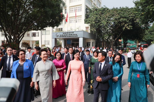 Phu nhân Chủ tịch nước Việt Nam và Phu nhân Tổng Bí thư, Chủ tịch nước Trung Quốc giao lưu với sinh viên ĐHQGHN - Ảnh 1.