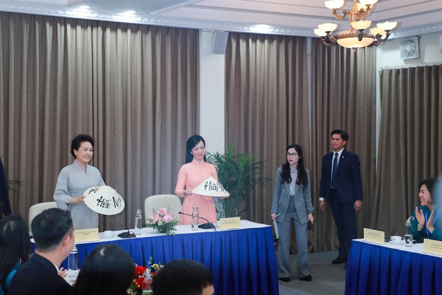 Phu nhân Chủ tịch nước Việt Nam và Phu nhân Tổng Bí thư, Chủ tịch nước Trung Quốc giao lưu với sinh viên ĐHQGHN - Ảnh 2.