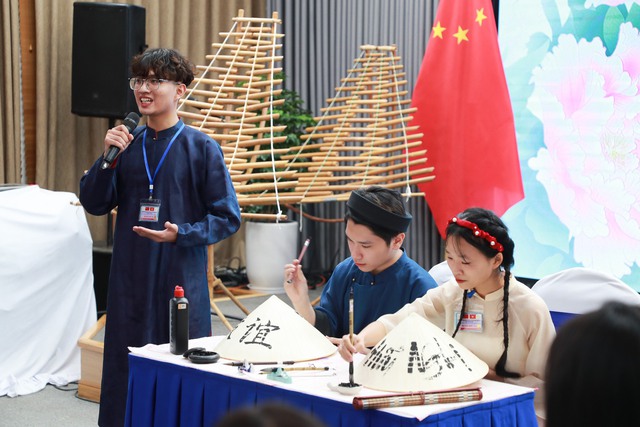 Phu nhân Chủ tịch nước Việt Nam và Phu nhân Tổng Bí thư, Chủ tịch nước Trung Quốc giao lưu với sinh viên ĐHQGHN - Ảnh 3.