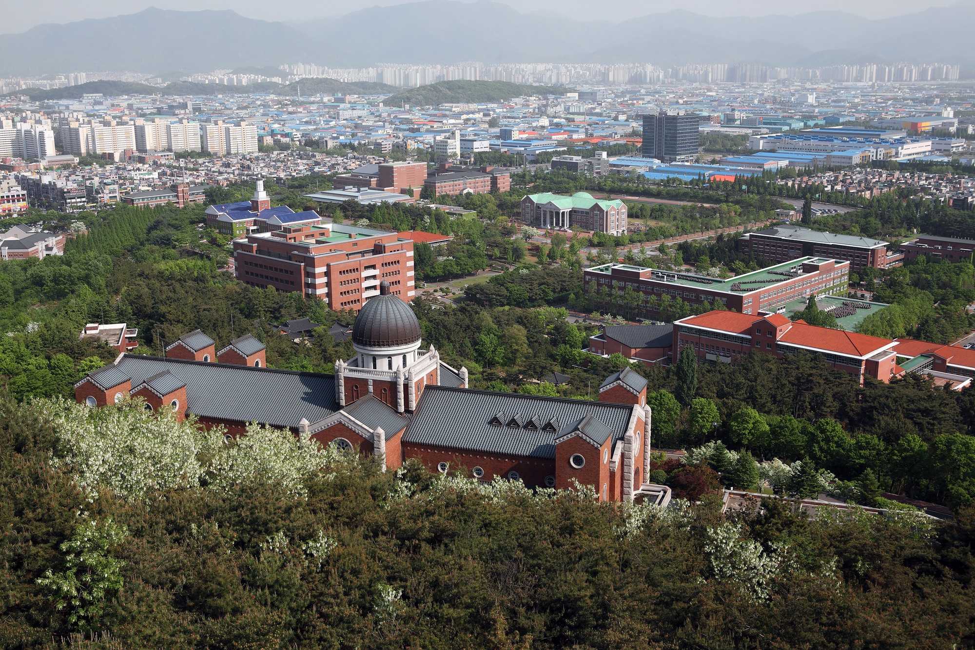 Ghé thăm ngôi trường có khuôn viên đẹp nhất Hàn Quốc: Từng lên gần 150 phim, có hẳn 2 trạm tàu điện ngầm bên trong- Ảnh 3.