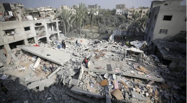 Gần một nửa bom Israel thả xuống Dải Gaza là ‘bom ngu’ - Ảnh 1.
