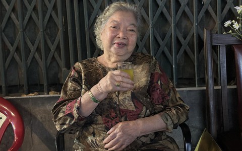 Mẹ NSND Lê Khanh được phong NSƯT ở tuổi 85: &quot;Số giời thương nên cho chứ tôi chả bao giờ dám nghĩ là được&quot; - Ảnh 1.