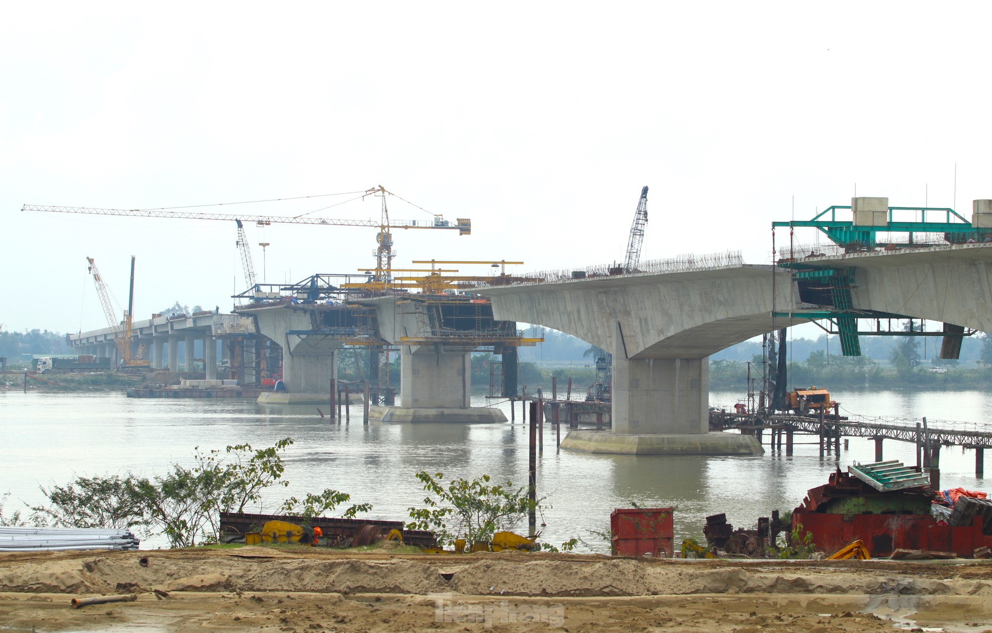 Hình hài cây cầu nghìn tỷ dài nhất tuyến cao tốc đoạn Diễn Châu - Bãi Vọt - Ảnh 6.