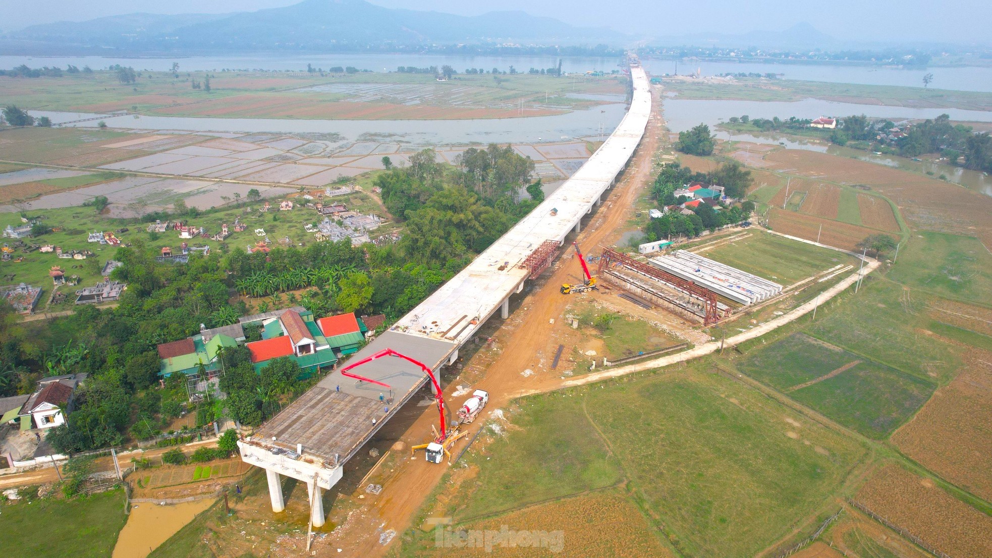 Hình hài cây cầu nghìn tỷ dài nhất tuyến cao tốc đoạn Diễn Châu - Bãi Vọt - Ảnh 2.