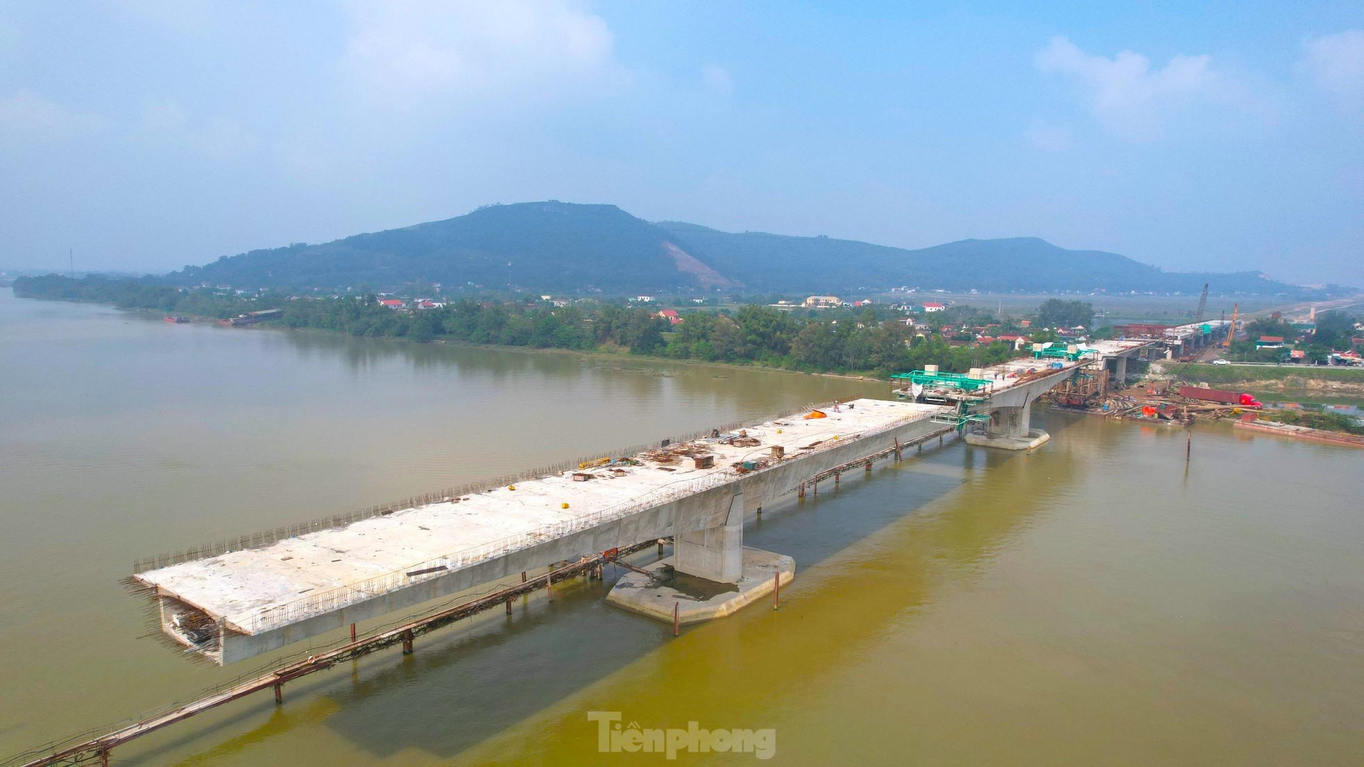 Hình hài cây cầu nghìn tỷ dài nhất tuyến cao tốc đoạn Diễn Châu - Bãi Vọt - Ảnh 4.