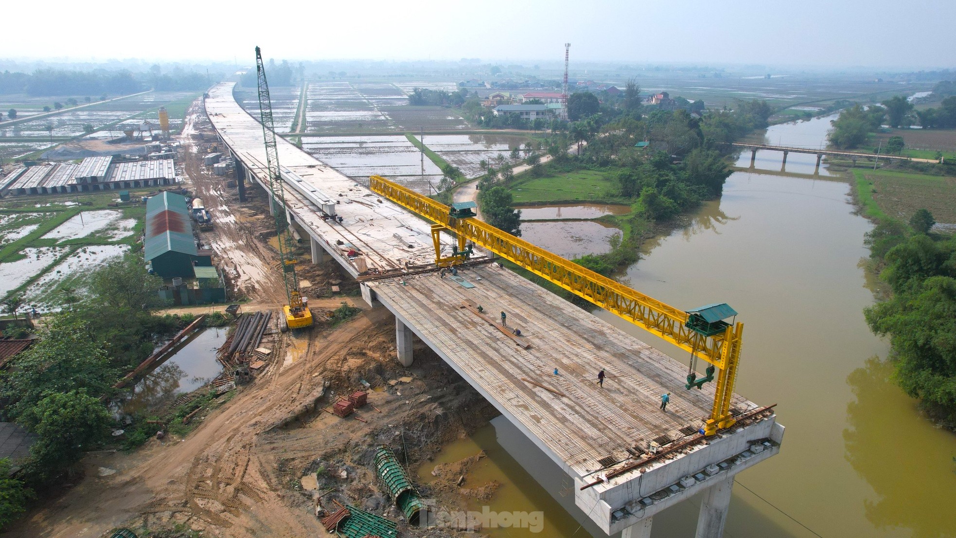 Hình hài cây cầu nghìn tỷ dài nhất tuyến cao tốc đoạn Diễn Châu - Bãi Vọt - Ảnh 5.