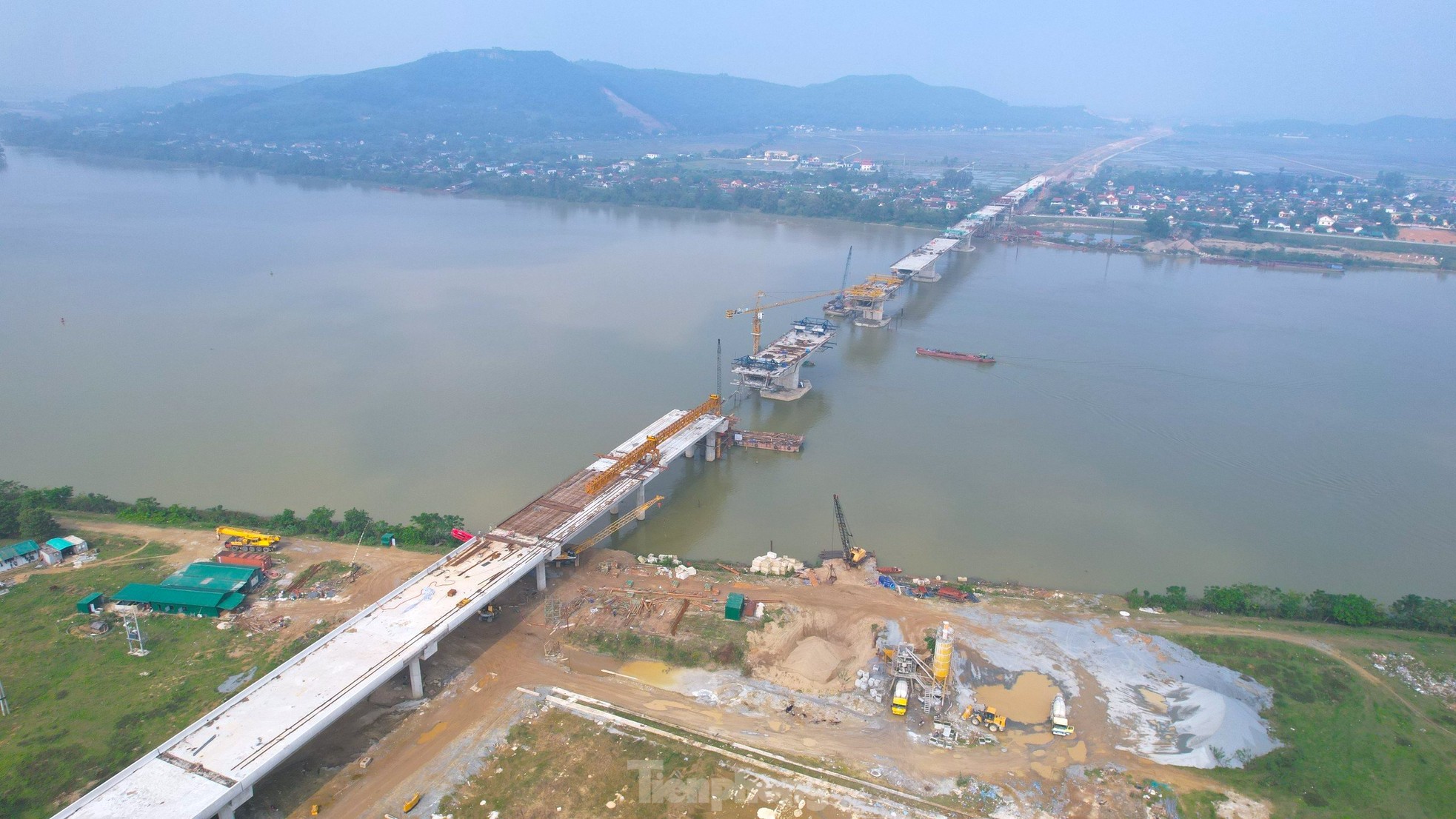 Hình hài cây cầu nghìn tỷ dài nhất tuyến cao tốc đoạn Diễn Châu - Bãi Vọt - Ảnh 1.