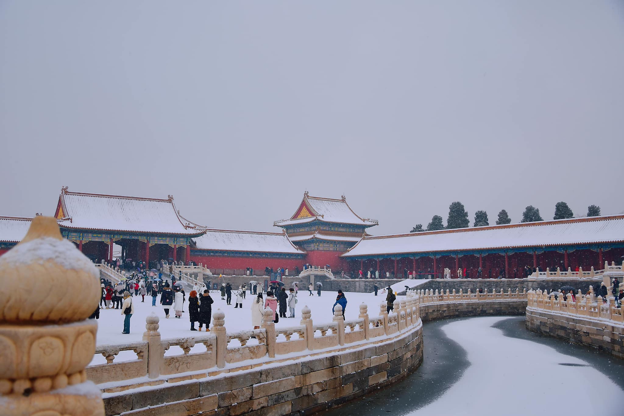 Du khách Việt may mắn được &quot;săn&quot; tuyết rơi đầu mùa đẹp như phim ở Tử Cấm Thành (Trung Quốc)- Ảnh 1.