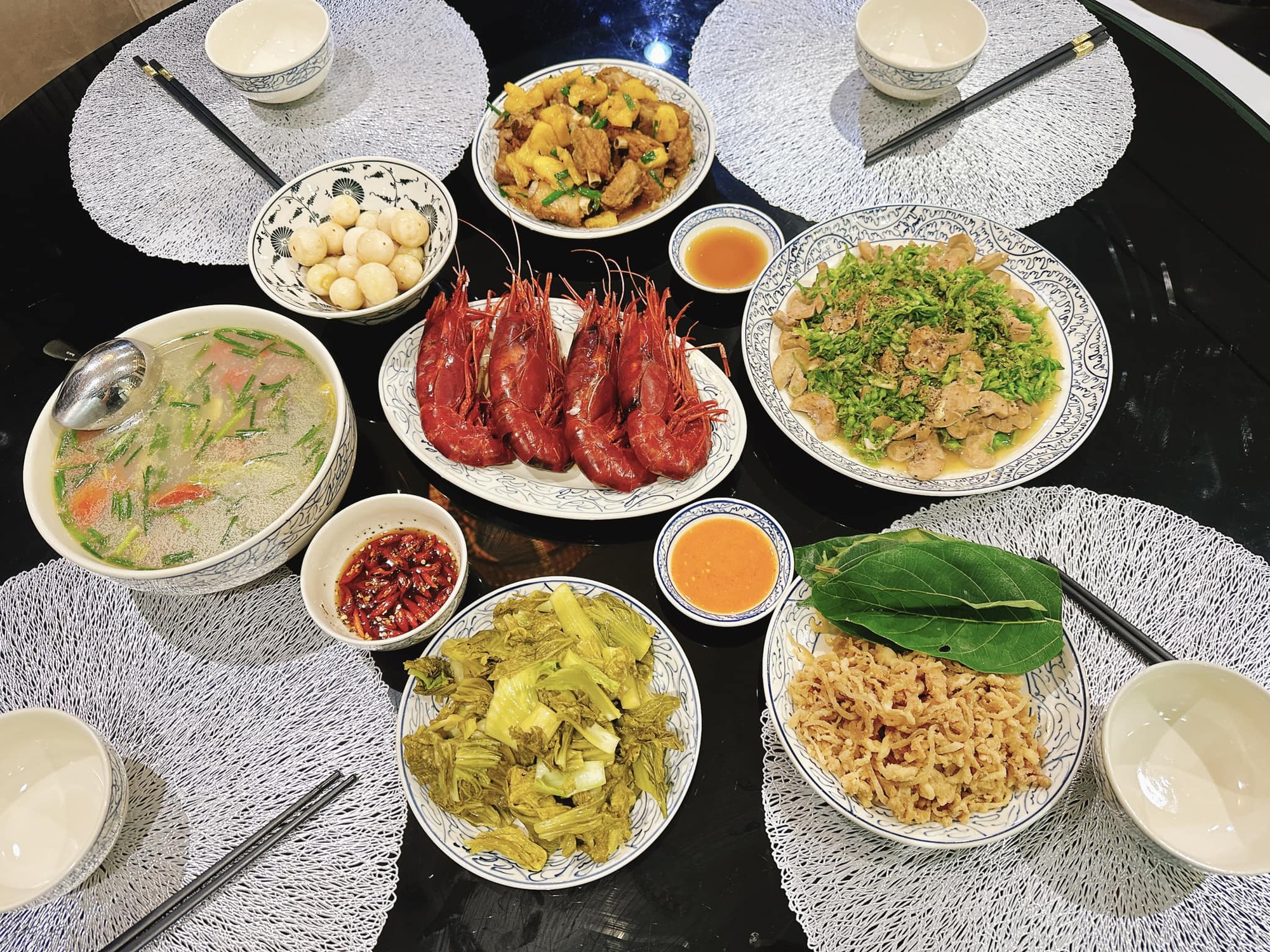 Cưới Shark Bình, Phương Oanh chỉ vẩy rau và khoe nấu ăn cho "hồng hài nhi" cũng có gần 4 triệu người xem- Ảnh 4.