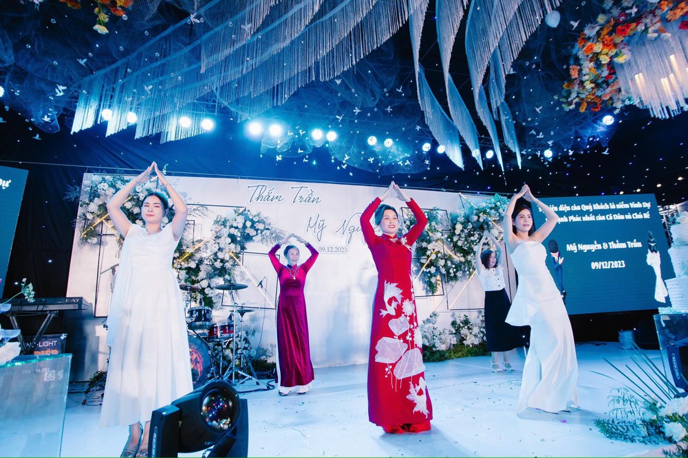 Cô dâu Bình Phước đeo 25 cây vàng lên sân khấu làm điều chưa từng, cả hôn trường “náo loạn” - Ảnh 4.