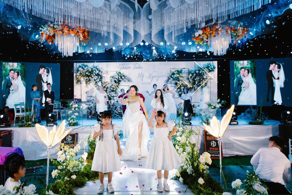 Cô dâu Bình Phước đeo 25 cây vàng lên sân khấu làm điều chưa từng, cả hôn trường “náo loạn” - Ảnh 1.