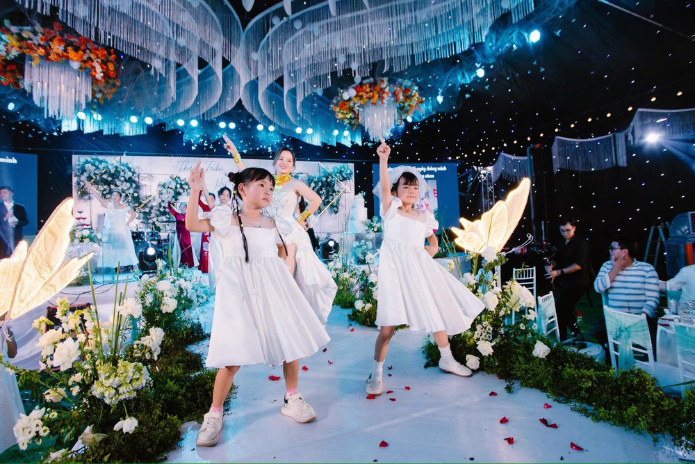 Cô dâu Bình Phước đeo 25 cây vàng lên sân khấu làm điều chưa từng, cả hôn trường “náo loạn” - Ảnh 5.