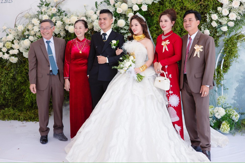 Cô dâu Bình Phước đeo 25 cây vàng lên sân khấu làm điều chưa từng, cả hôn trường “náo loạn” - Ảnh 6.