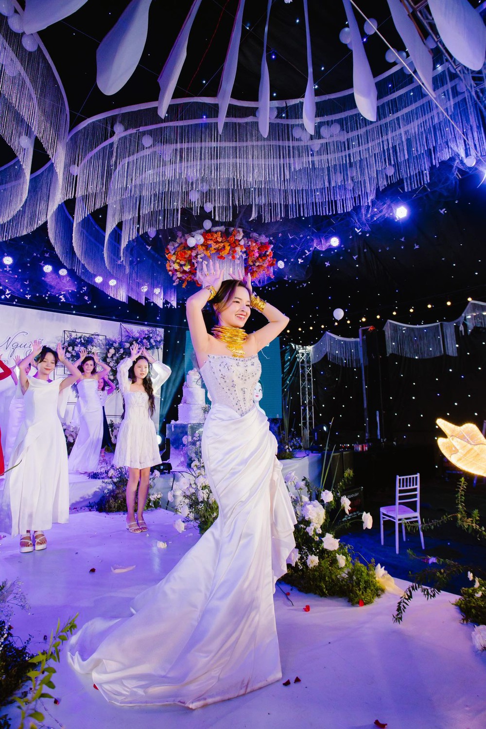 Cô dâu Bình Phước đeo 25 cây vàng lên sân khấu làm điều chưa từng, cả hôn trường “náo loạn” - Ảnh 2.