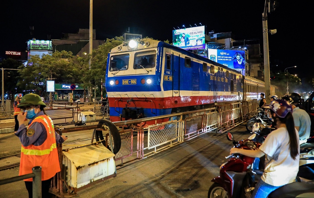 Hơn 500 đầu máy toa xe sắp bị 'xếp vào kho' của đường sắt Việt Nam được giải cứu - Ảnh 2.