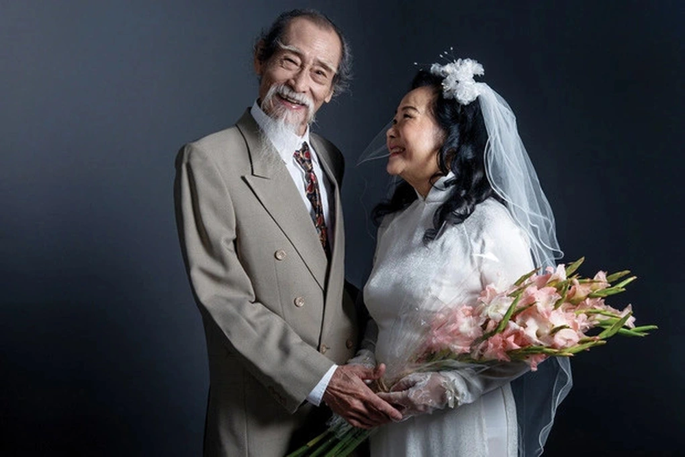 Nam NSƯT với cuộc hôn nhân hơn 50 năm hạnh phúc, 84 tuổi vẫn quấn quýt cùng vợ đi đóng phim - Ảnh 2.