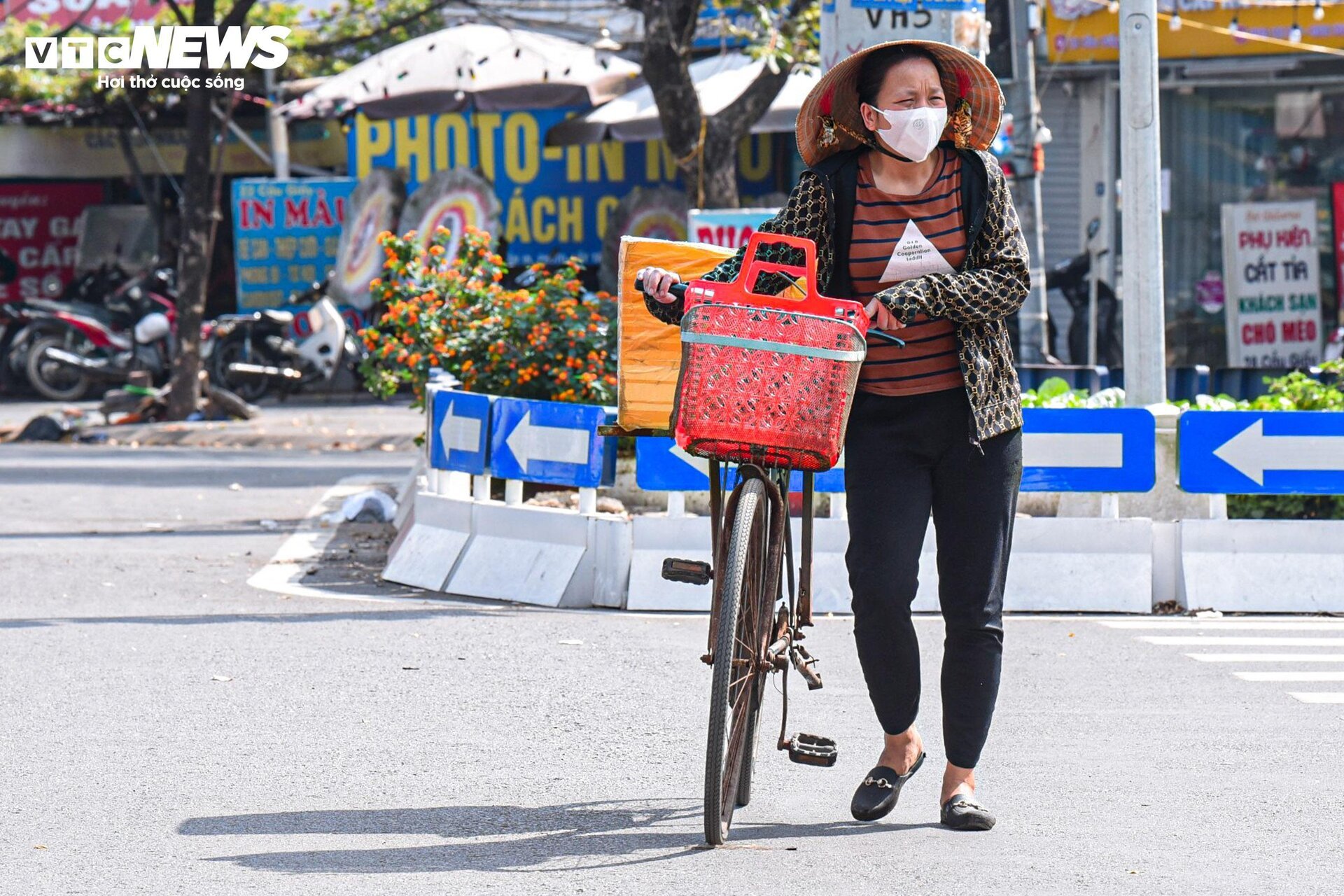 Mùa đông nóng như mùa hè, người Hà Nội mặc áo phông, quần ngắn ra đường - Ảnh 8.