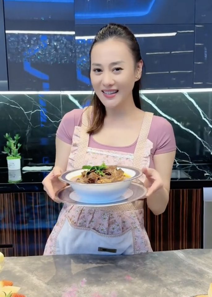 Cưới Shark Bình, Phương Oanh chỉ vẩy rau và khoe nấu ăn cho "hồng hài nhi" cũng có gần 4 triệu người xem- Ảnh 8.