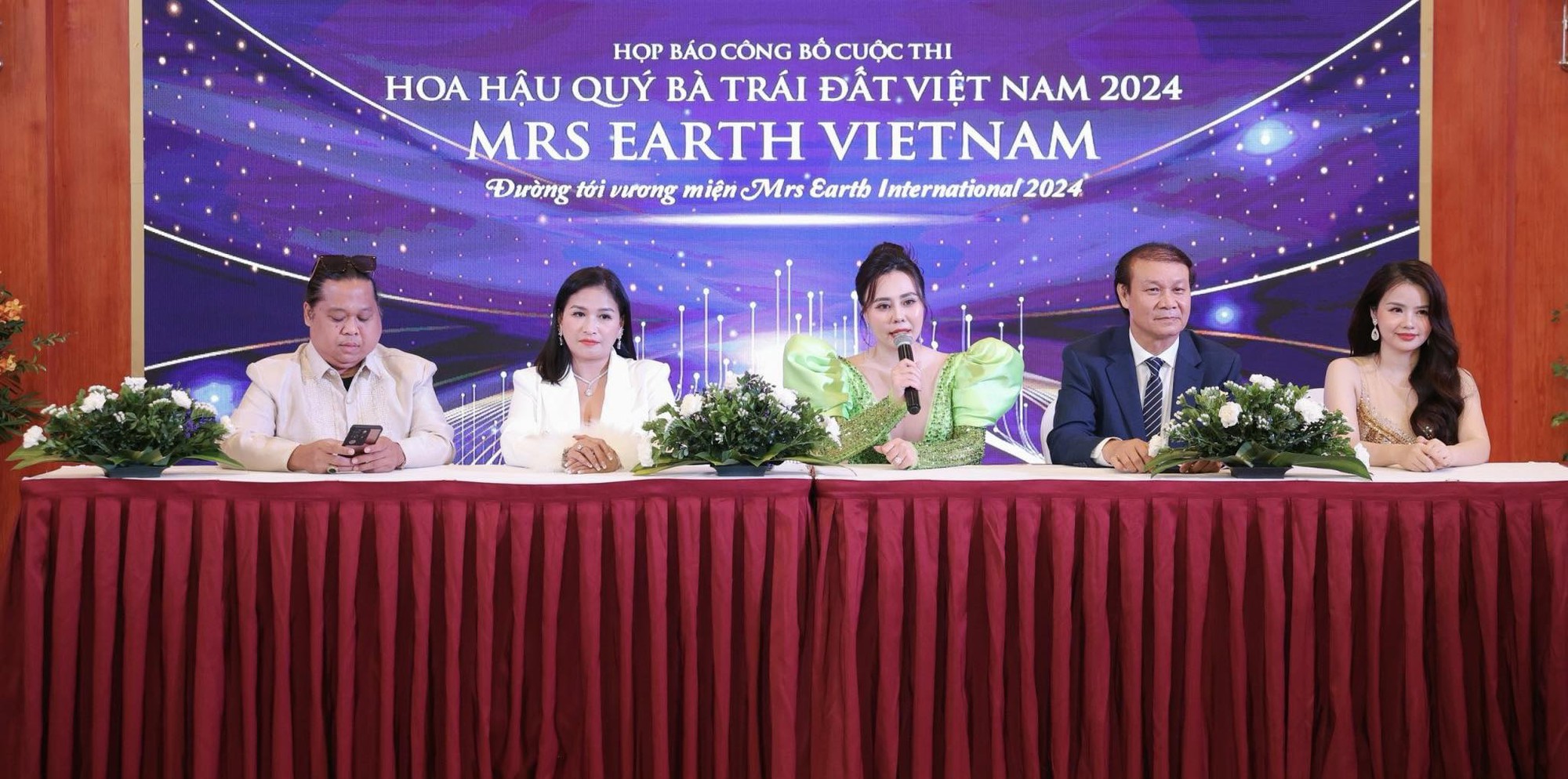 Cuộc thi Hoa hậu lần đầu tiên được tổ chức ở Việt Nam:  Các NSND, NSƯT cùng ngồi ghế nóng với một người đẹp "đặc biệt"  - Ảnh 1.