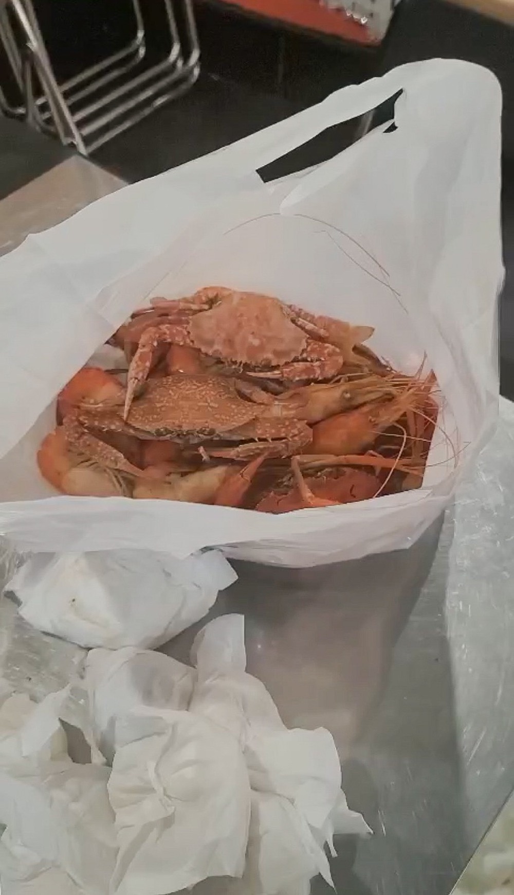 Ăn buffet hải sản Hà Nội, đôi nam nữ lén lút đút túi 4kg mang về, bị camera tố cáo - Ảnh 3.