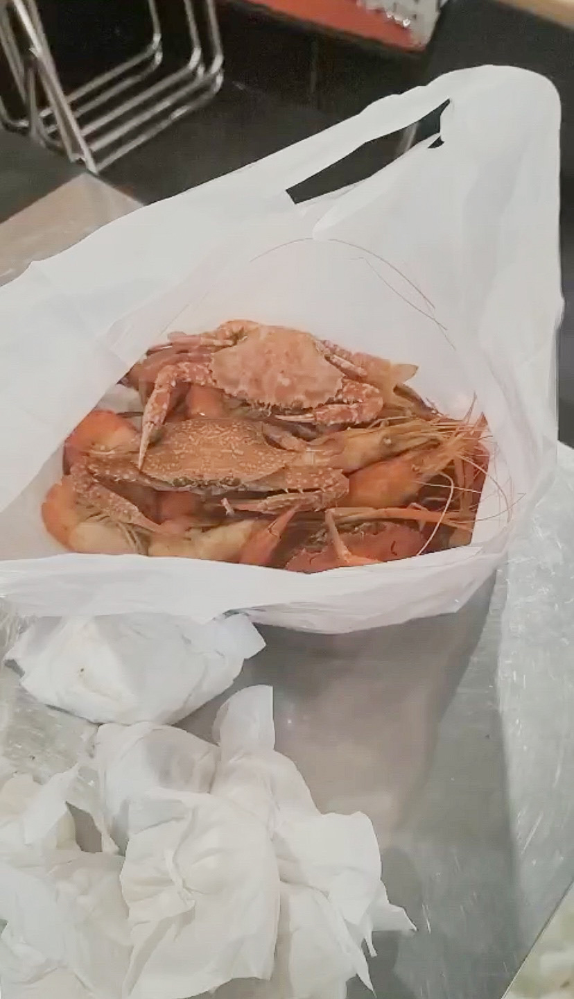 Xôn xao chuyện khách mang "túi ba gang" đến hàng buffet lén lấy 4kg hải sản về và phản hồi từ phía nhà hàng- Ảnh 6.