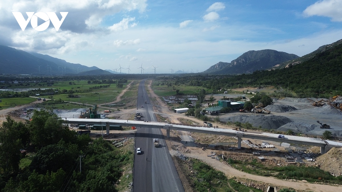 Cận cảnh cao tốc Cam Lâm-Vĩnh Hảo đảm bảo cán đích trước ngày thông xe - Ảnh 1.