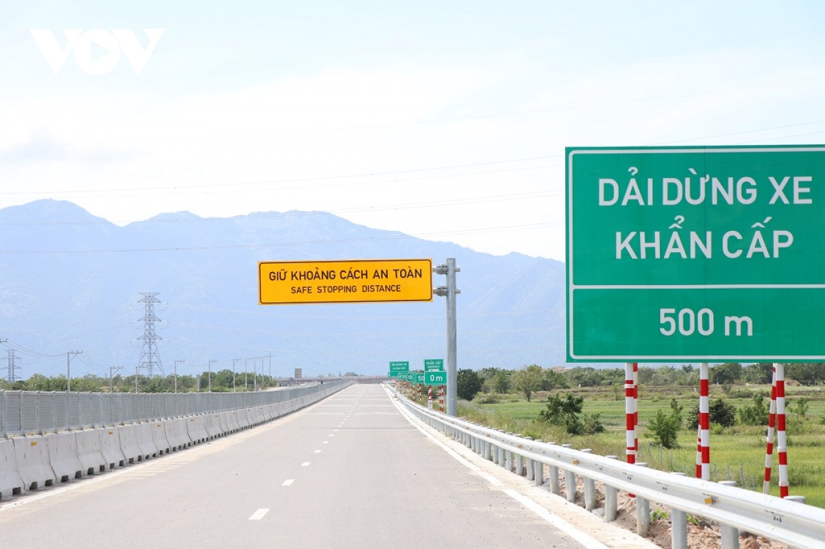 Cận cảnh cao tốc Cam Lâm-Vĩnh Hảo đảm bảo cán đích trước ngày thông xe - Ảnh 10.