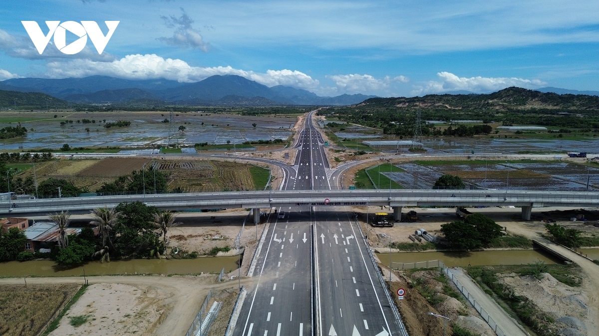 Cận cảnh cao tốc Cam Lâm-Vĩnh Hảo đảm bảo cán đích trước ngày thông xe - Ảnh 3.