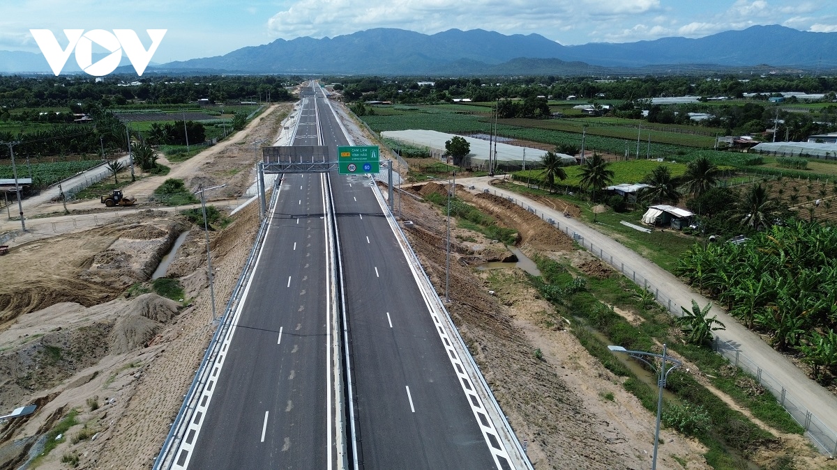 Cận cảnh cao tốc Cam Lâm-Vĩnh Hảo đảm bảo cán đích trước ngày thông xe - Ảnh 4.