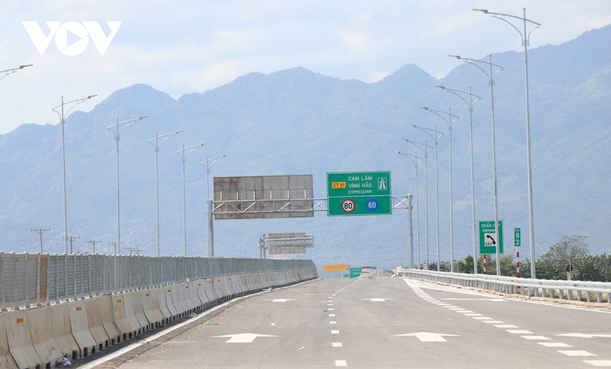 Cận cảnh cao tốc Cam Lâm-Vĩnh Hảo đảm bảo cán đích trước ngày thông xe - Ảnh 9.