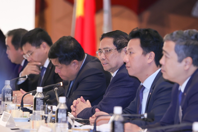 Thủ tướng tọa đàm với các tập đoàn hàng đầu Nhật Bản: Việt Nam là nơi an toàn trong cơn bão - Ảnh 2.