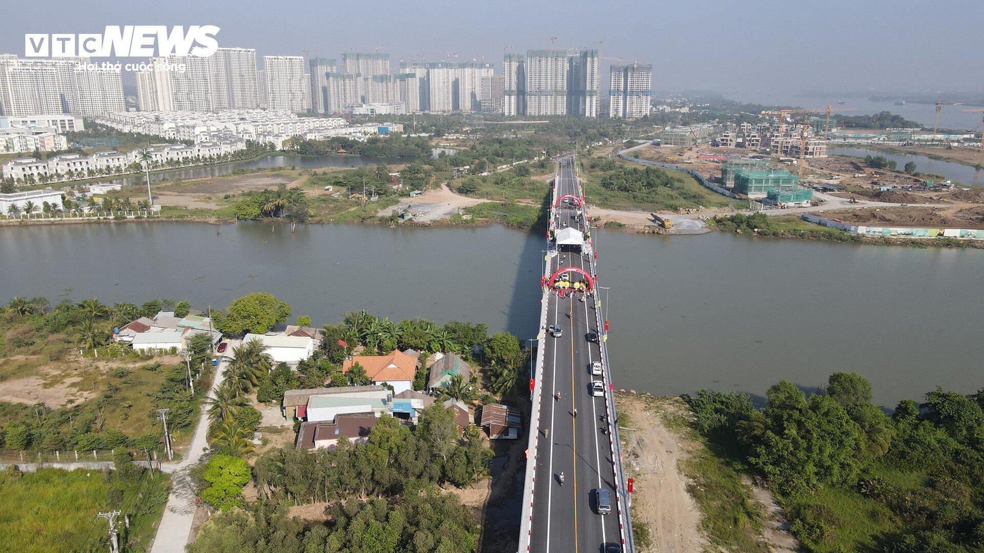 TP.HCM thông xe cầu Long Đại, dân hết cảnh đi vòng 10km để qua sông - Ảnh 3.