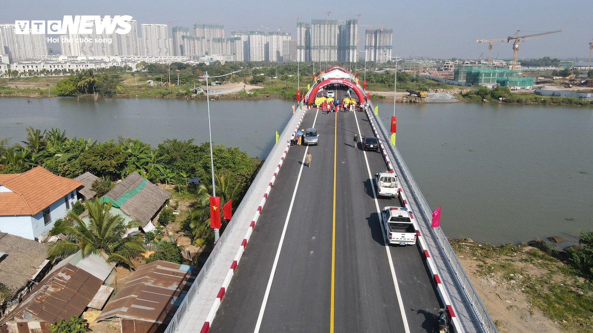 TP.HCM thông xe cầu Long Đại, dân hết cảnh đi vòng 10km để qua sông - Ảnh 10.