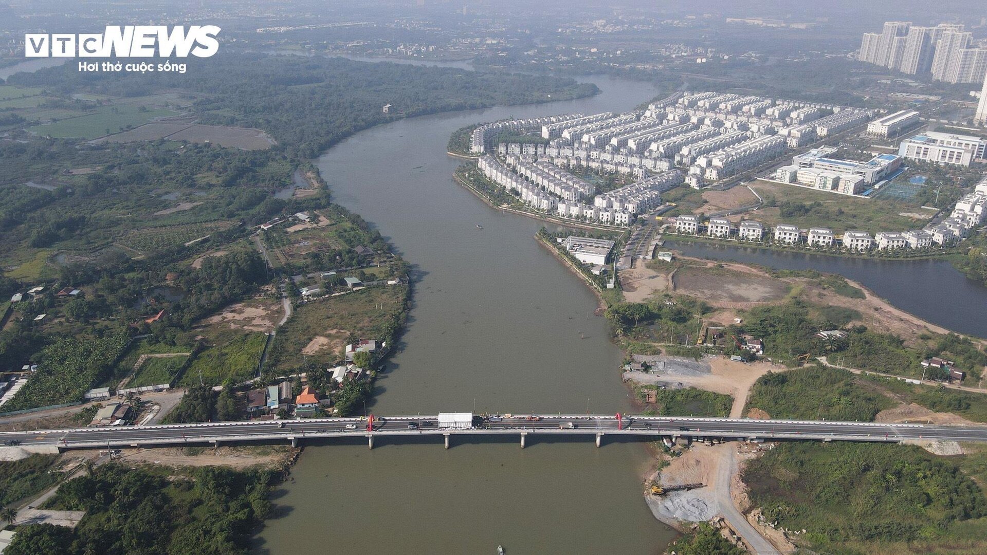 TP.HCM thông xe cầu Long Đại, dân hết cảnh đi vòng 10km để qua sông - Ảnh 4.