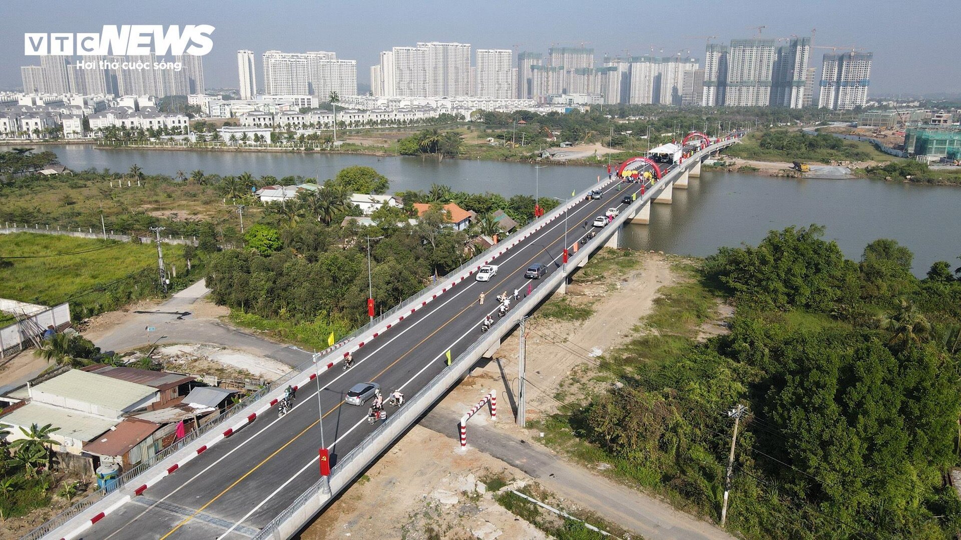 TP.HCM thông xe cầu Long Đại, dân hết cảnh đi vòng 10km để qua sông - Ảnh 8.
