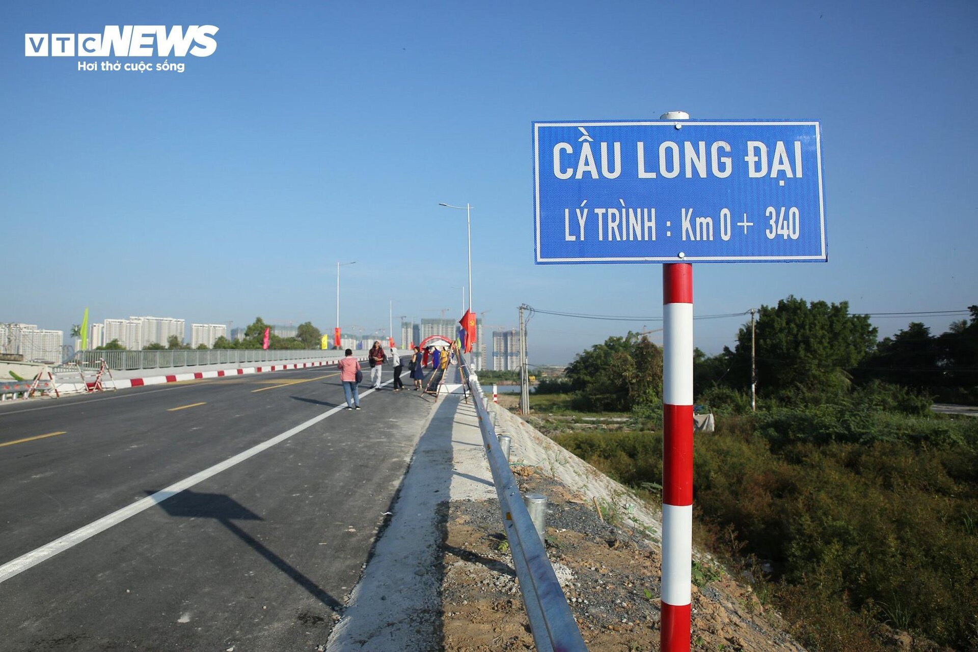 TP.HCM thông xe cầu Long Đại, dân hết cảnh đi vòng 10km để qua sông - Ảnh 2.