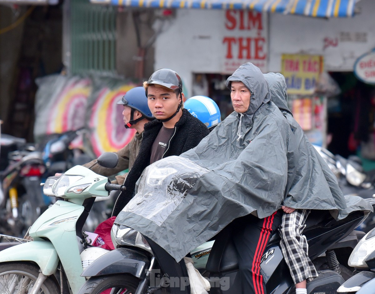 Không khí lạnh đổ bộ, người Hà Nội mặc áo ấm, quàng khăn kín mít ra đường - Ảnh 7.