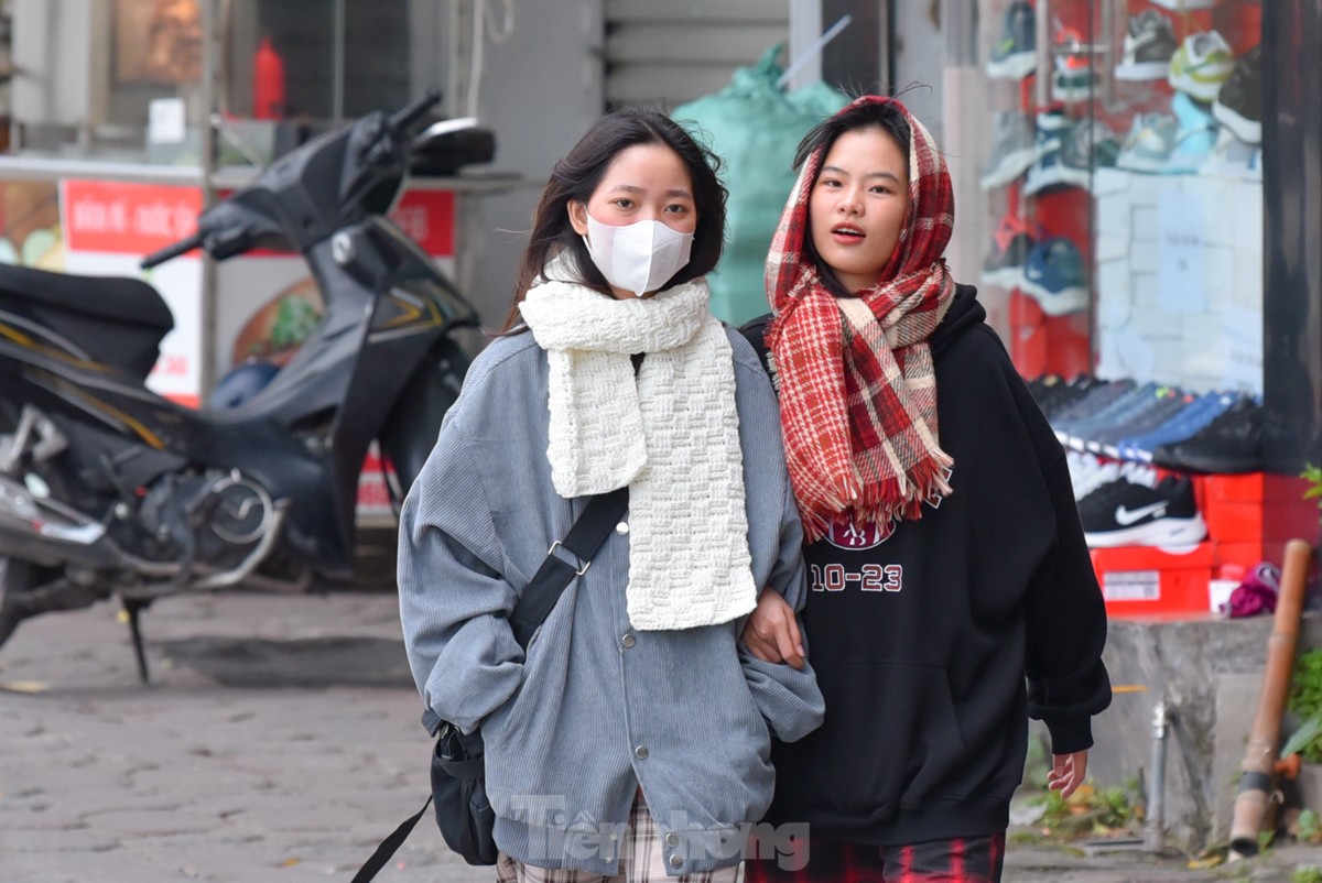 Không khí lạnh đổ bộ, người Hà Nội mặc áo ấm, quàng khăn kín mít ra đường - Ảnh 5.