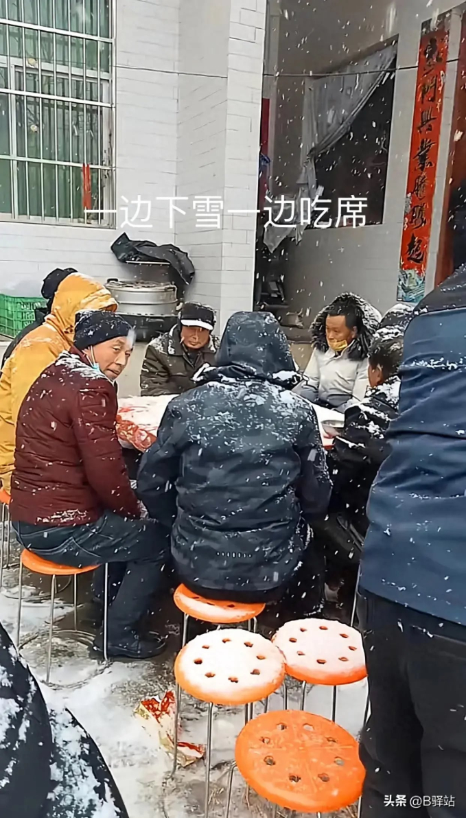Độc lạ cảnh &quot;bữa tiệc dưới tuyết, khách ngồi co ro ăn thịt cá đóng băng nguội lạnh&quot;: Dân mạng chê bai, người trong cuộc hé lộ sự thật - Ảnh 1.