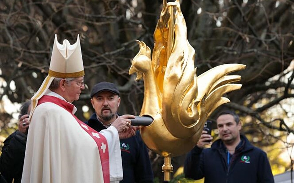 Gà trống vàng trên đỉnh Nhà thờ Đức Bà Paris - tái sinh sau hỏa hoạn - Ảnh 1.