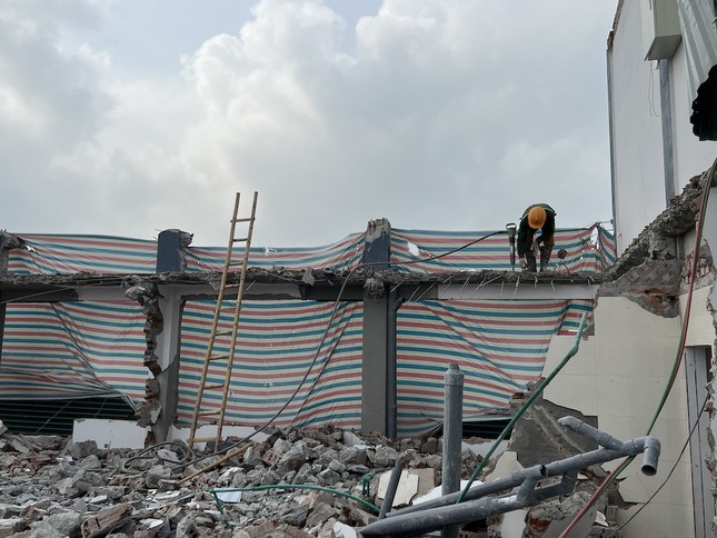 Cận cảnh phá dỡ chung cư mini 9 tầng xây dựng sai phép ở Hà Nội - Ảnh 11.