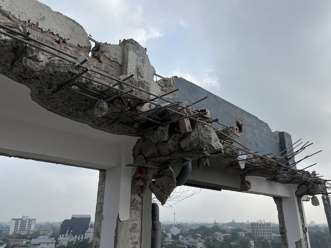 Cận cảnh phá dỡ chung cư mini 9 tầng xây dựng sai phép ở Hà Nội - Ảnh 5.