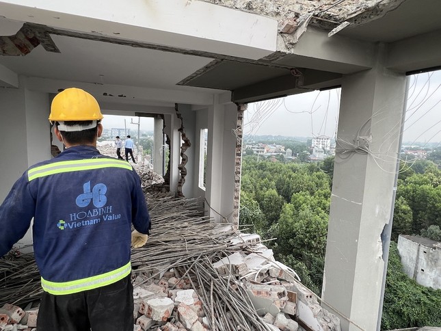 Cận cảnh phá dỡ chung cư mini 9 tầng xây dựng sai phép ở Hà Nội - Ảnh 4.
