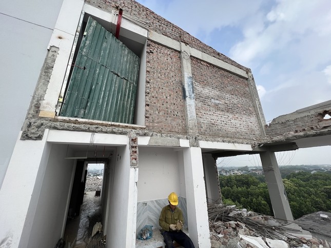 Cận cảnh phá dỡ chung cư mini 9 tầng xây dựng sai phép ở Hà Nội - Ảnh 6.