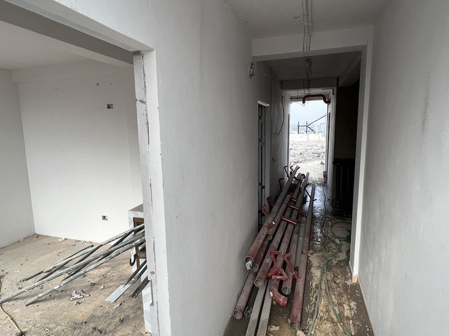 Cận cảnh phá dỡ chung cư mini 9 tầng xây dựng sai phép ở Hà Nội - Ảnh 12.