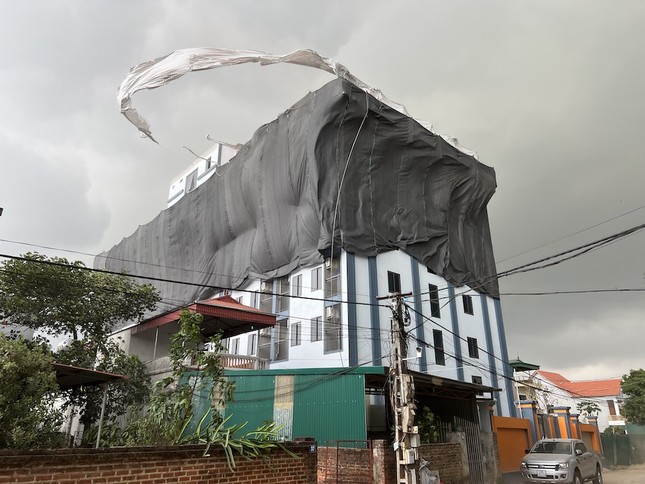 Cận cảnh phá dỡ chung cư mini 9 tầng xây dựng sai phép ở Hà Nội - Ảnh 14.